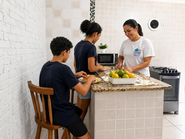 Preparo de frutas em atividade coletiva, com identidades preservadas