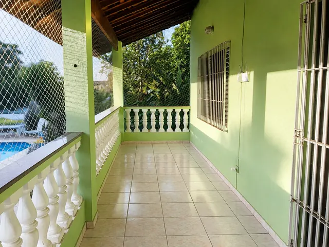 Varanda tropical e área externa da Casa Lar